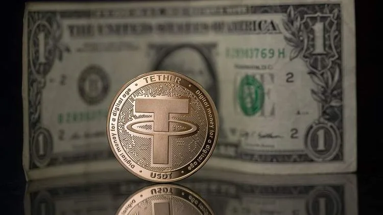 دلار کاغذی بخریم یا تتر؟ کدام سود بیشتری دارد؟ بررسی تفاوت سرمایه گذاری در دلار و تتر